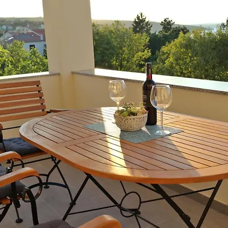 Apartment Karmen Šilo